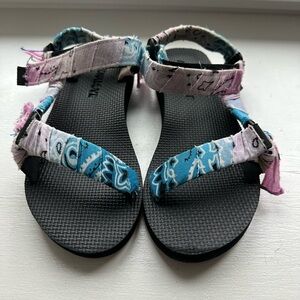 Arizona Love pink and blue sandals